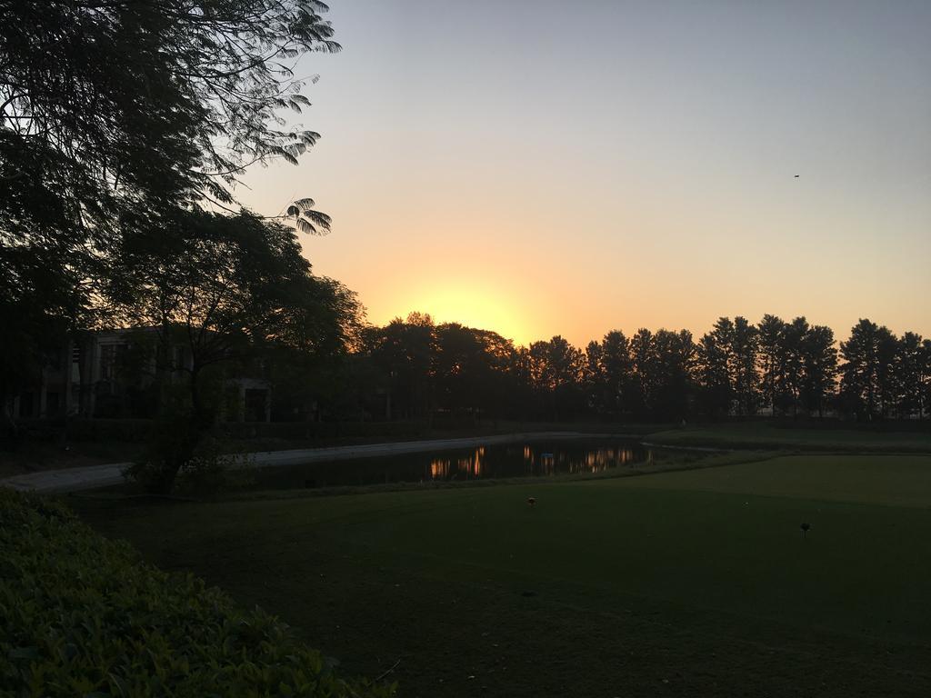 Villa At Tarudhan Valley Golf Resort Manesar Exteriör bild